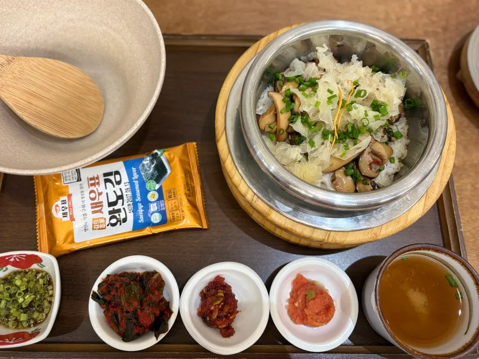솥밥 위에 올라간 들기름 졸인 표고버섯과 마늘
