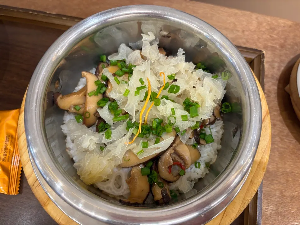 백목이버섯이 섞인 버섯솥밥 클로즈업