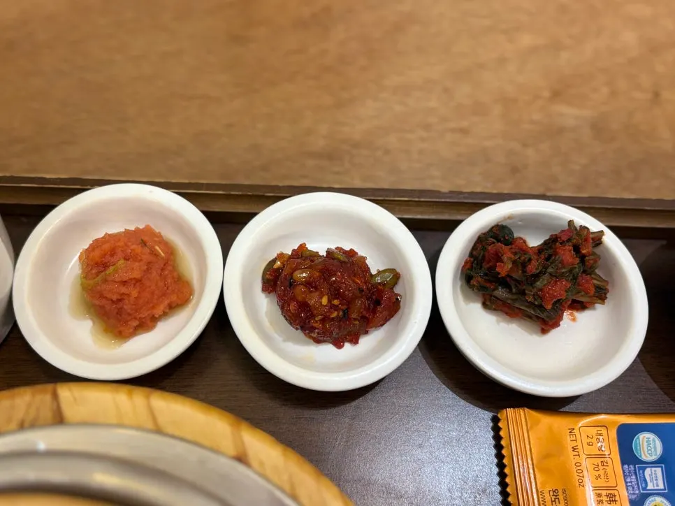 양념을 곁들여 그릇에 덜어낸 버섯솥밥