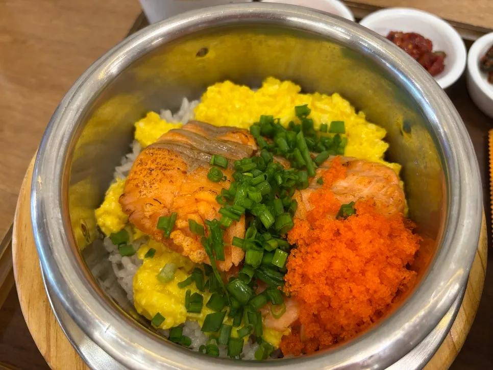 연어와 달걀소보루, 날치알이 올라간 솥밥