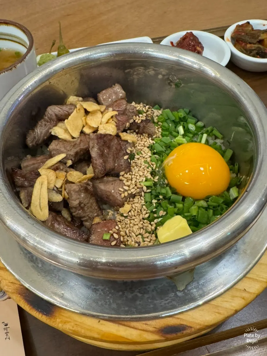 Table setting with steak pot rice and sea bream pot rice