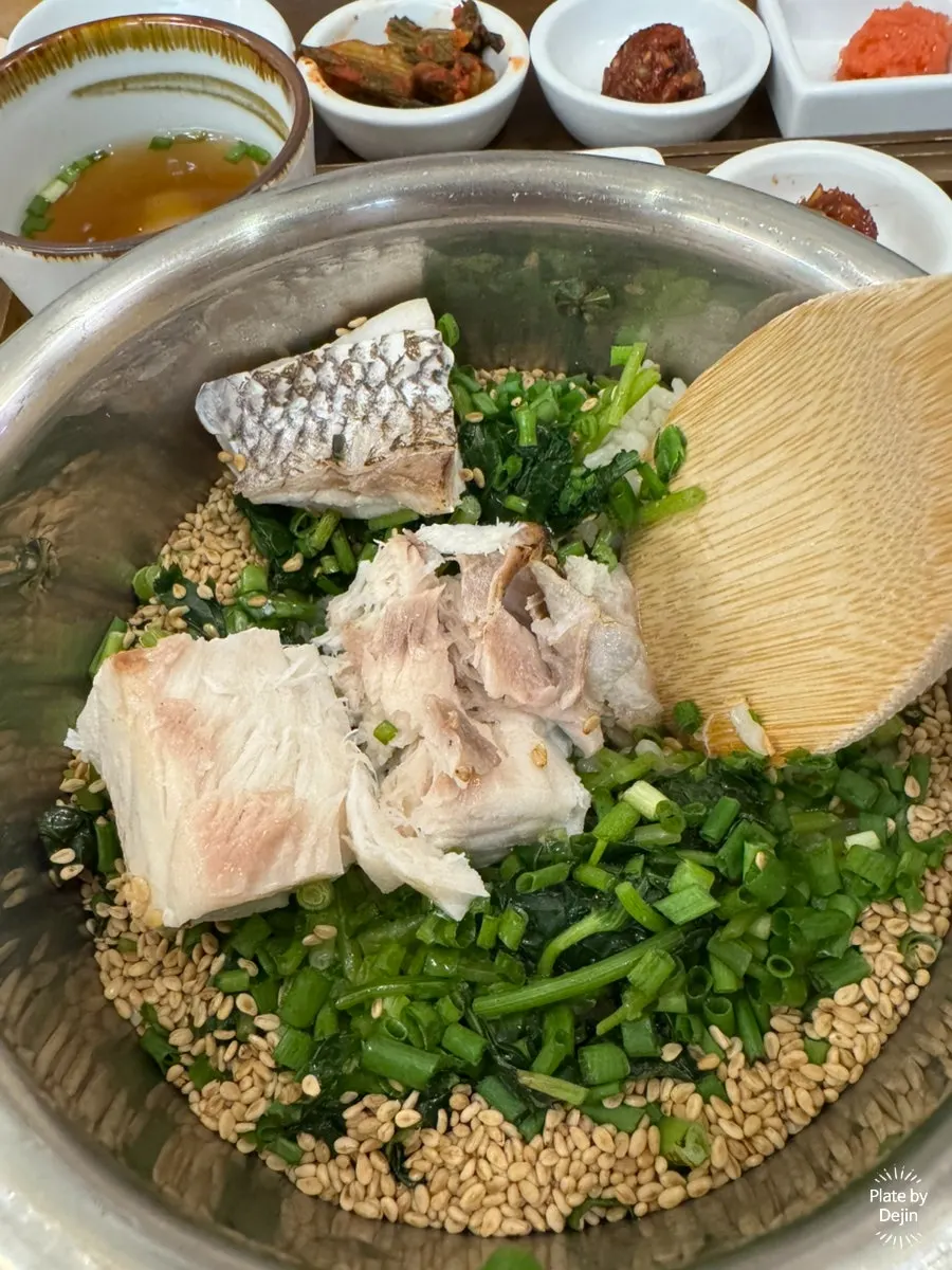 Pot rice topped with sea bream flesh and seasonal herbs