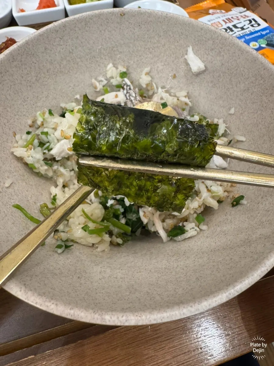 Wrapping sea bream and rice in seaweed