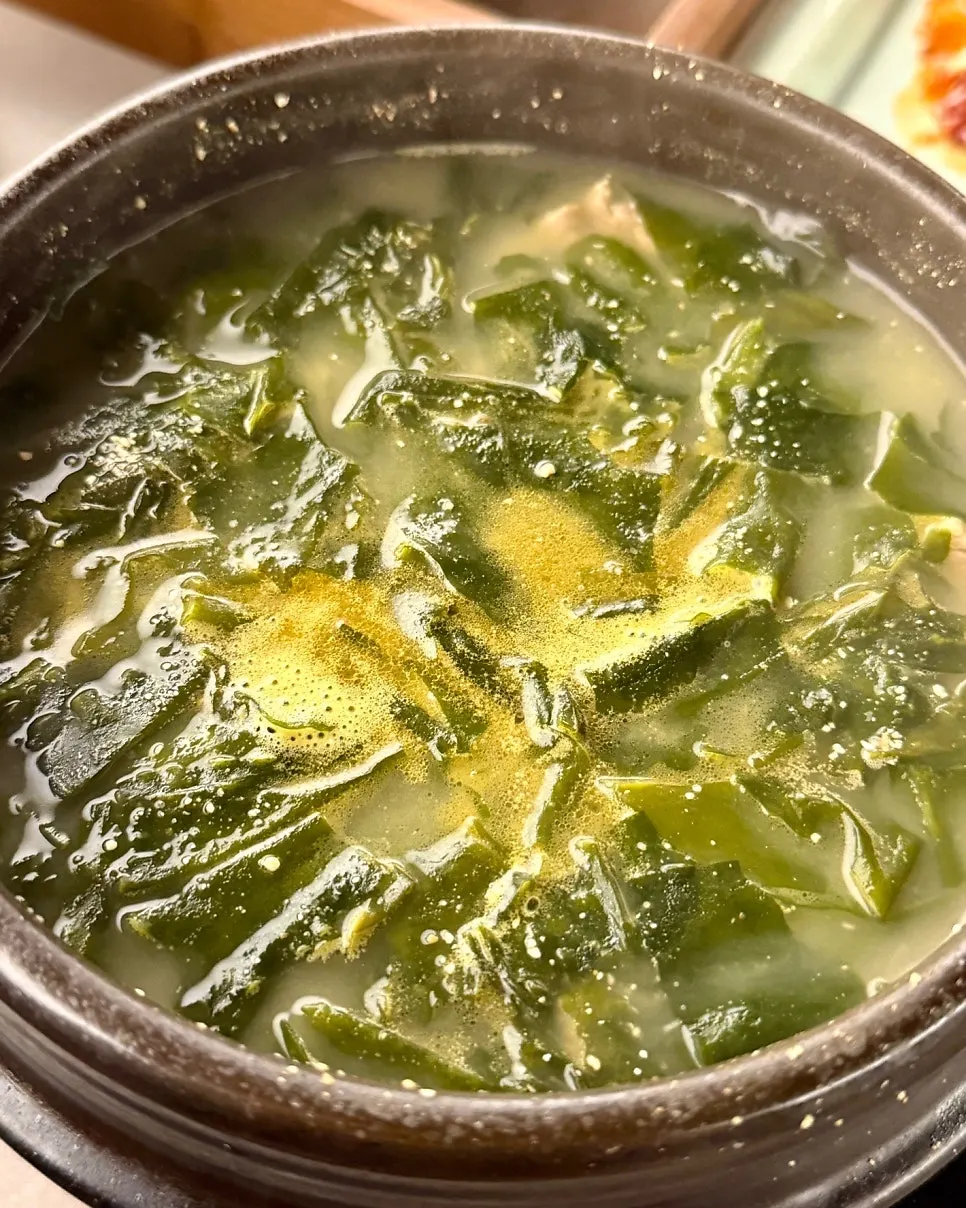 Seaweed soup set meal in earthenware pots