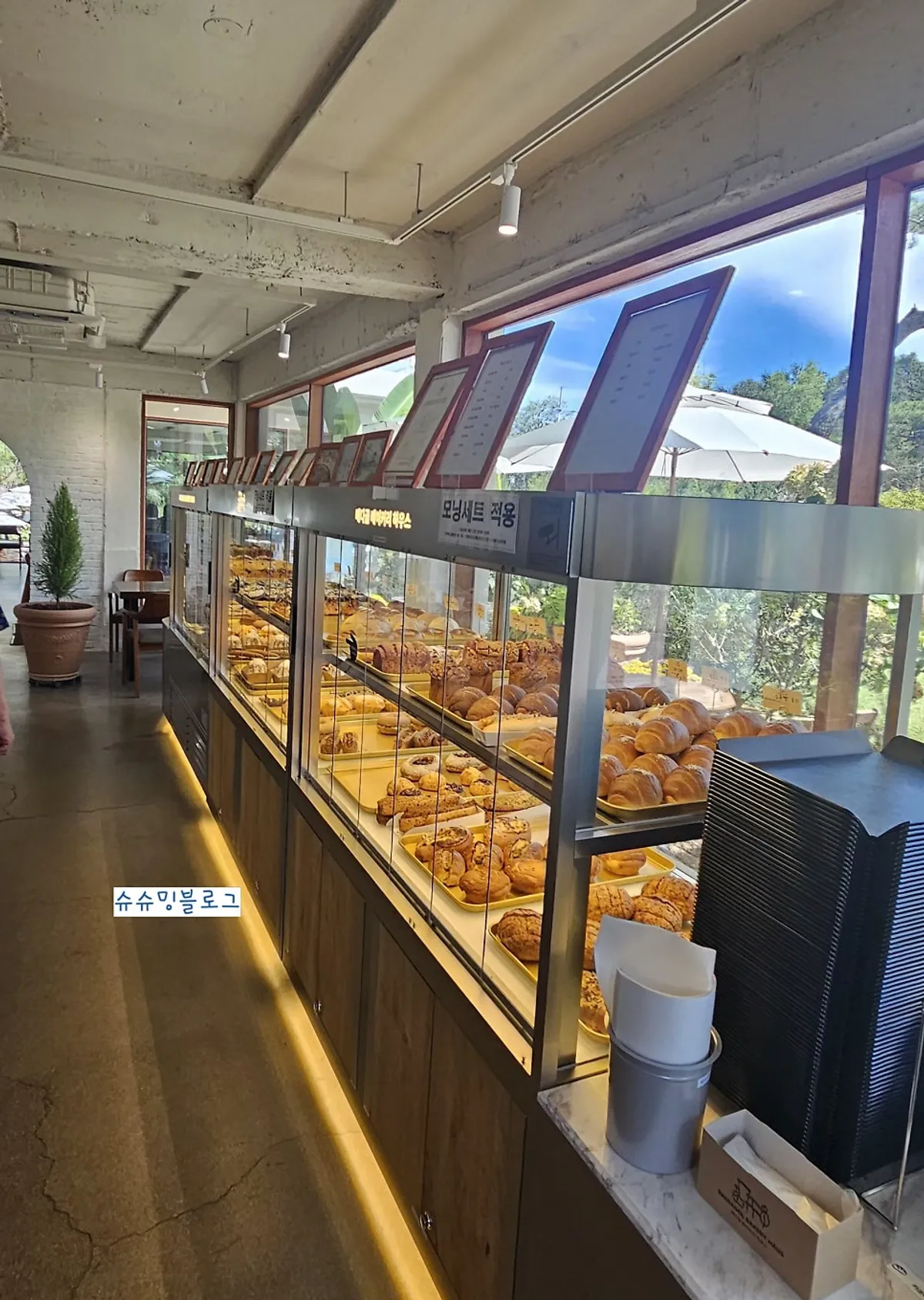 Bread in the bakery display case at Baedagol Bakery House