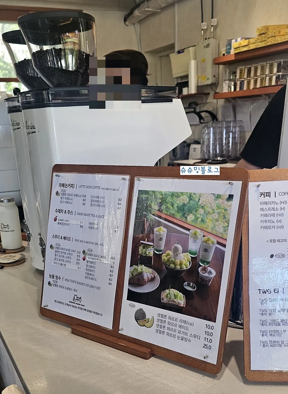 Sign for the seasonal drink that changes with fresh fruit
