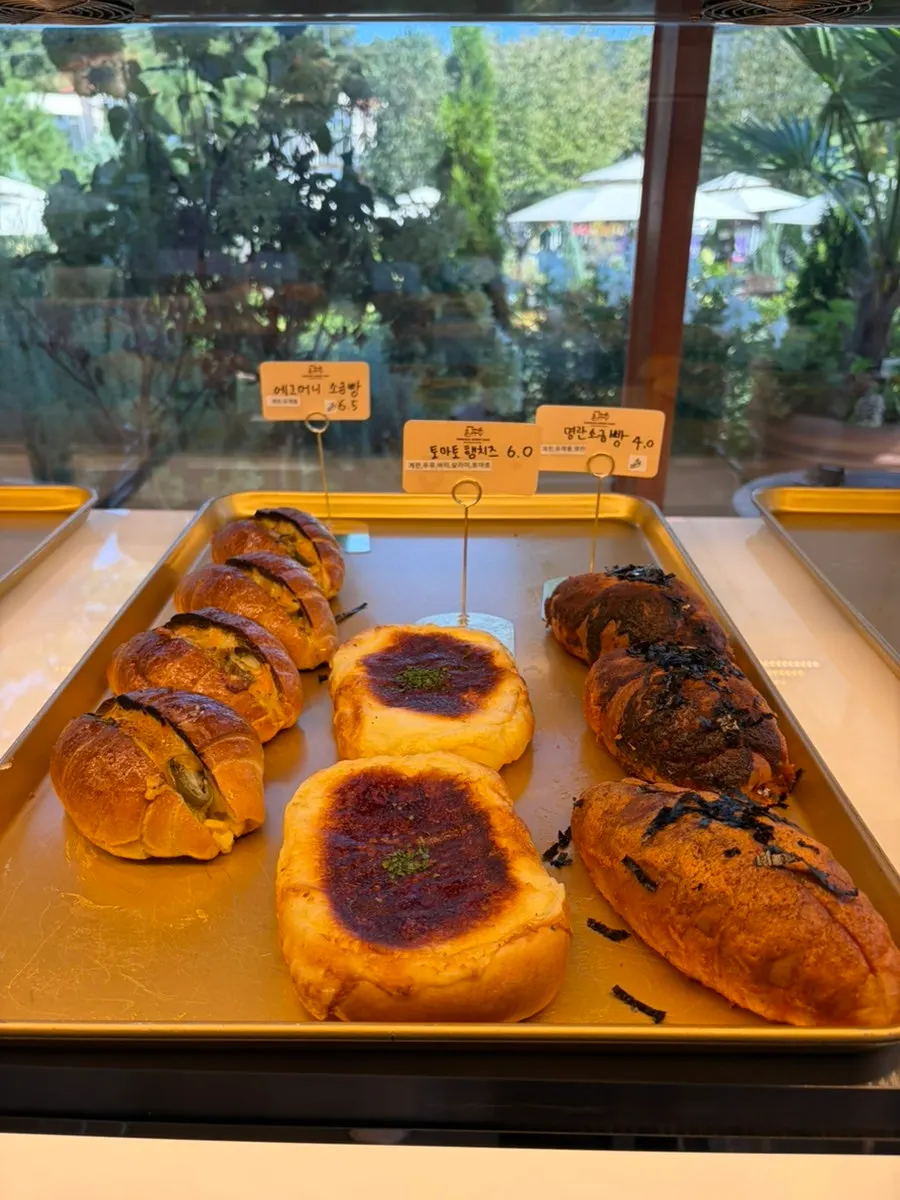 Types of bread at Baedagol Bakery House