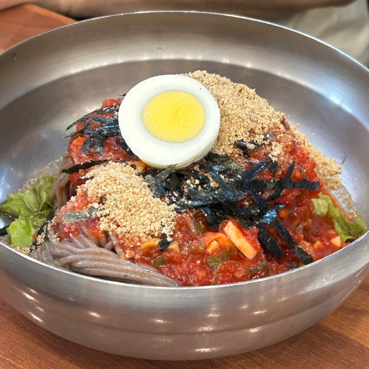 수제 양념과 깨를 올린 비빔막국수
