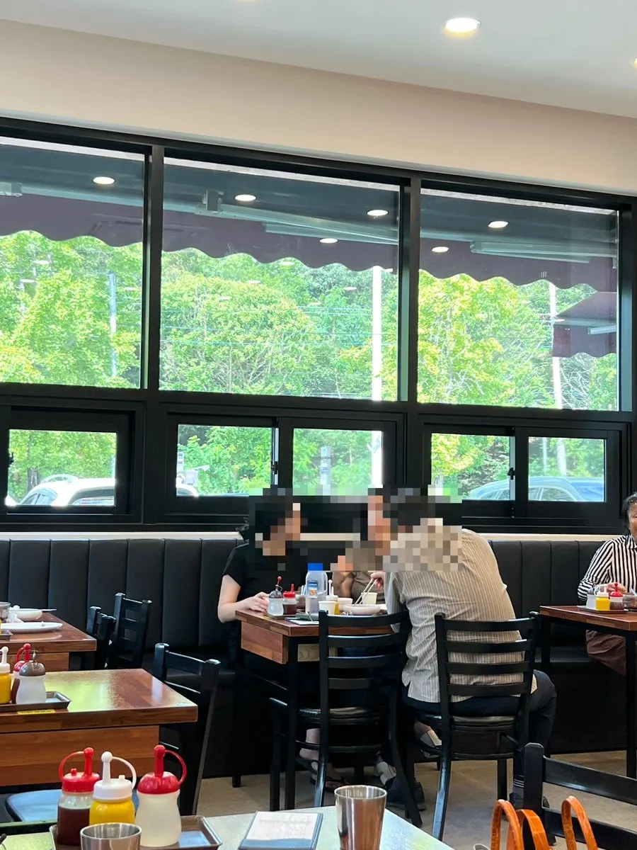 Indoor table seating at Bongpyeong Gohyang Makguksu
