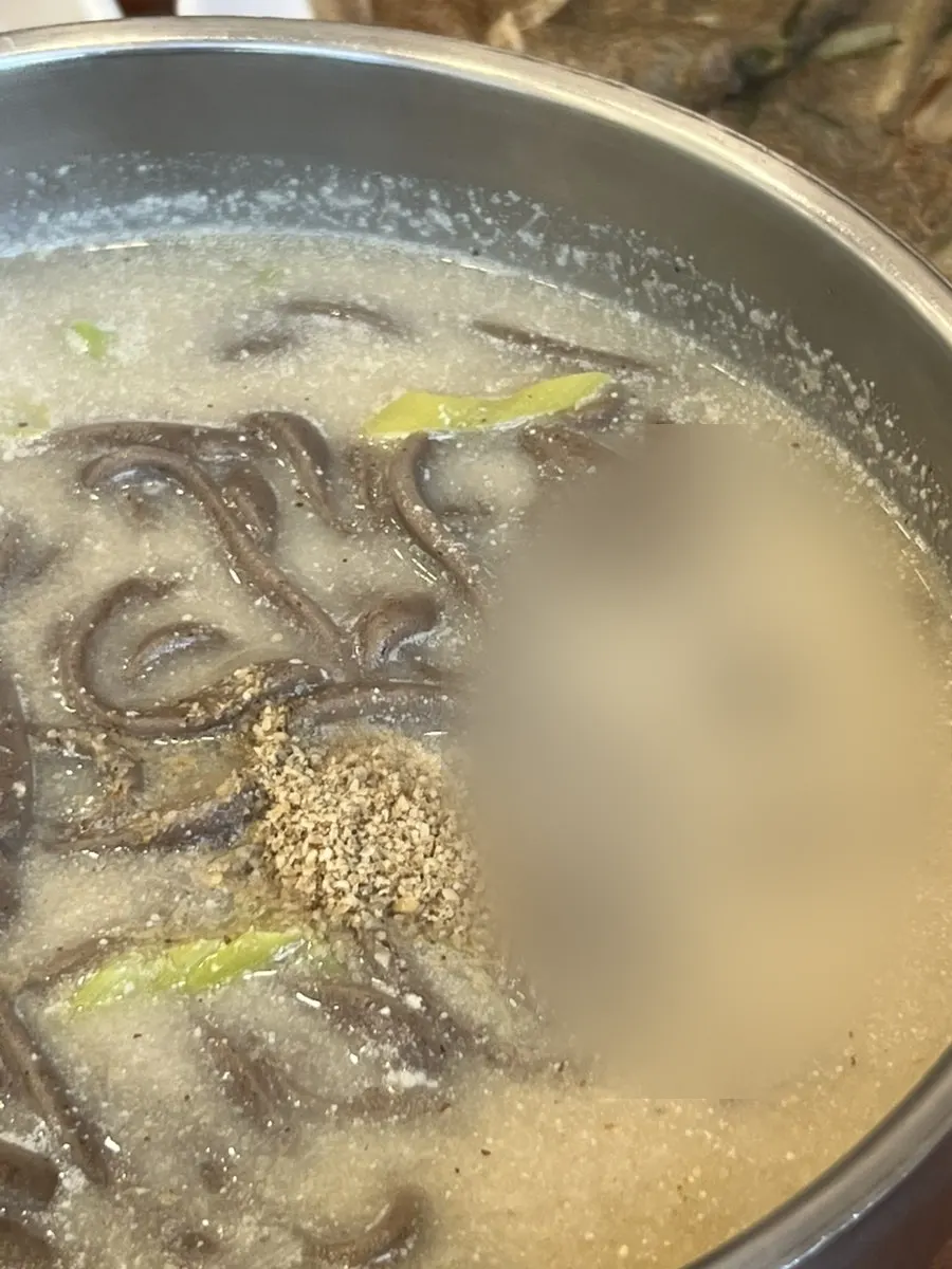 醤油と一緒に食べるそば粉チヂミ