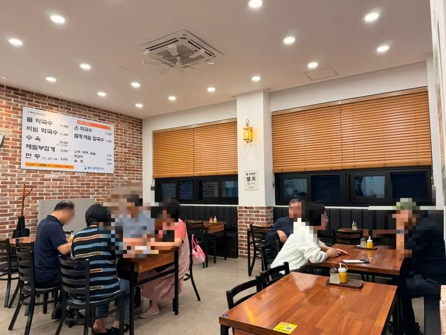 Dedicated parking lot and spacious interior of Bongpyeong Gohyang Makguksu