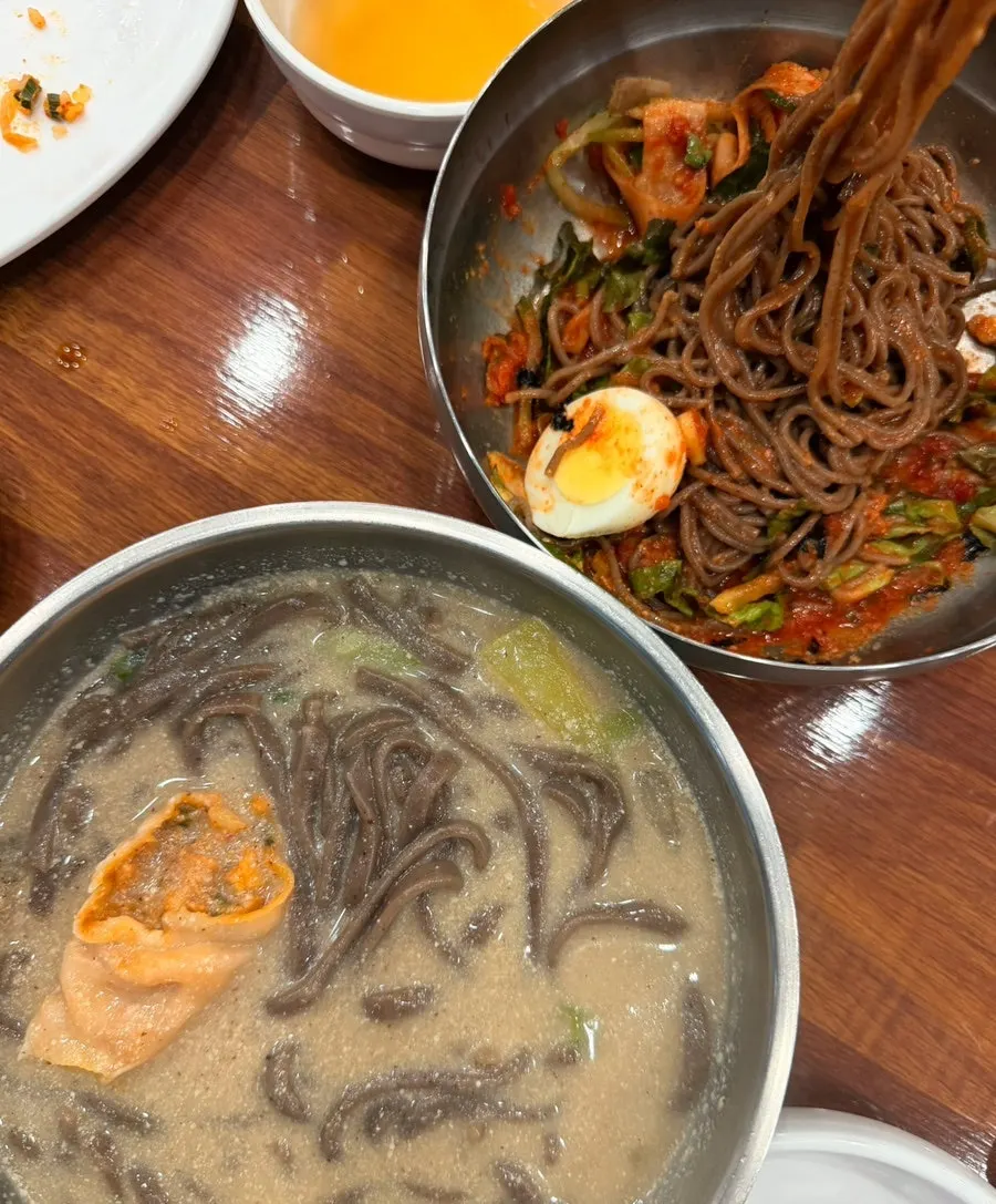A chopstick-full of sauce-mixed bibim makguksu