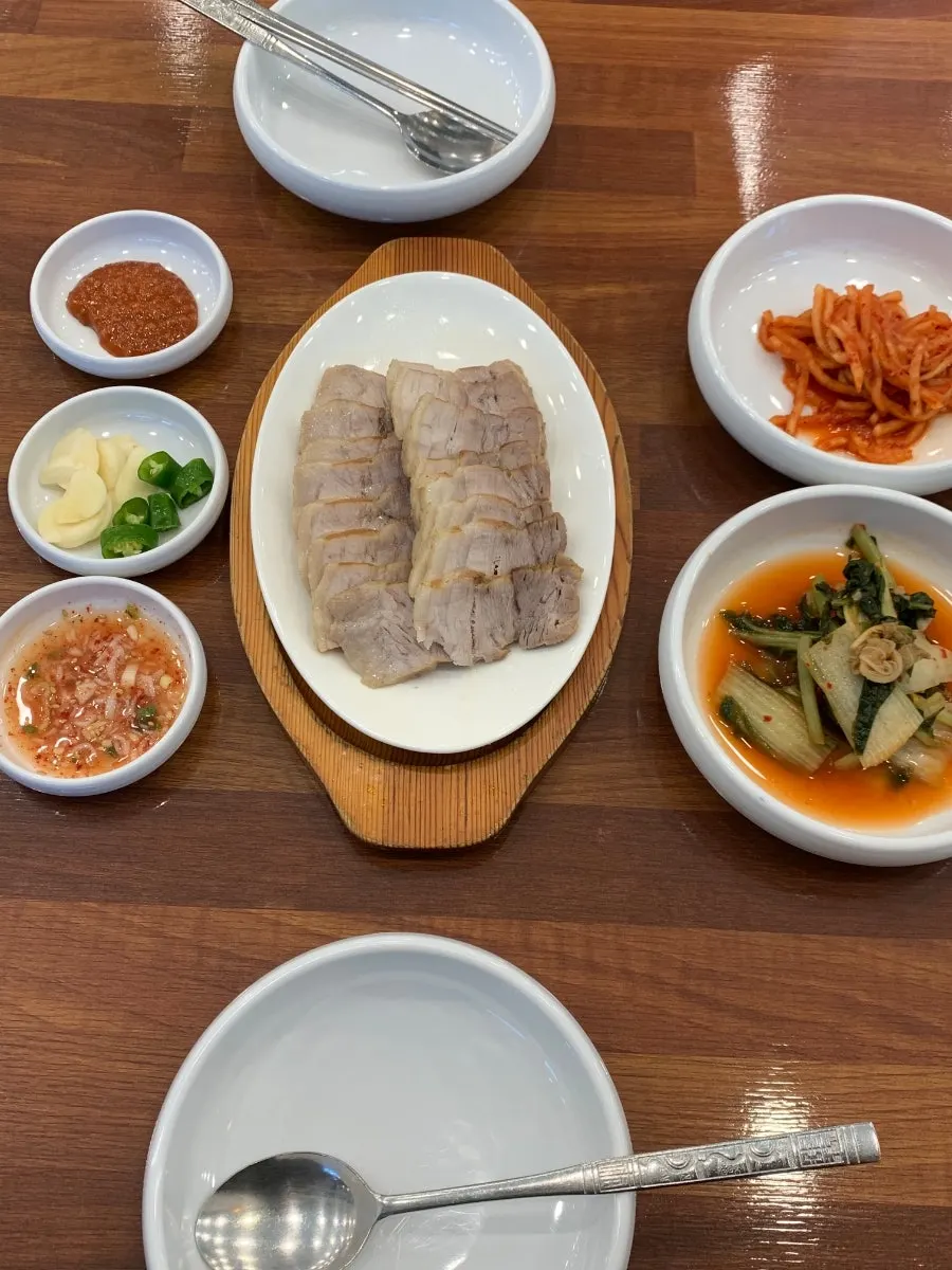 부드럽게 썰린 수육 클로즈업