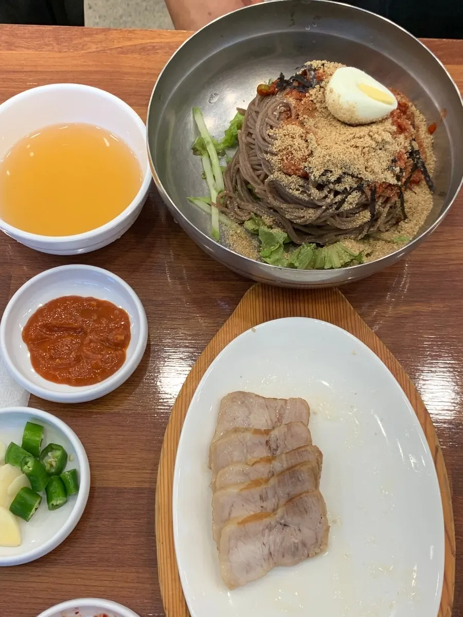 들깨 국물과 메밀면을 들어올린 모습