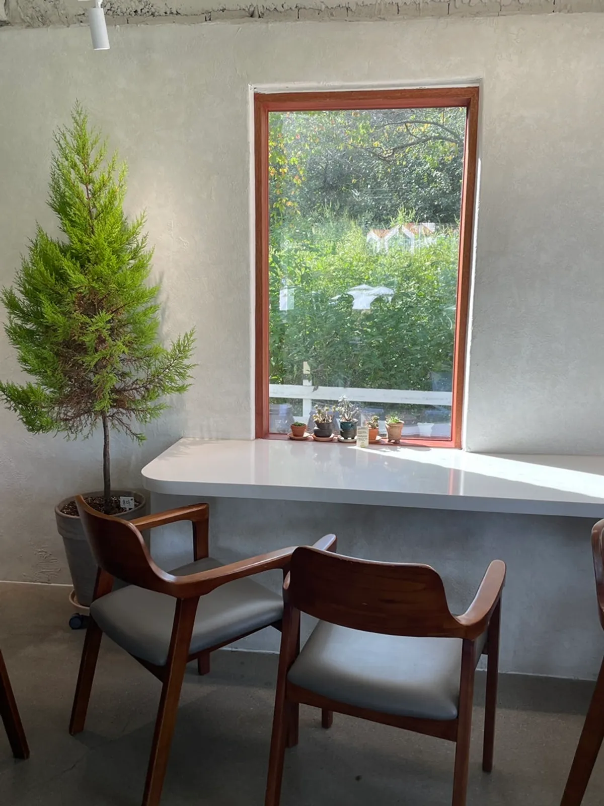 Entrance and view of the spacious garden at Baedagol Bakery House