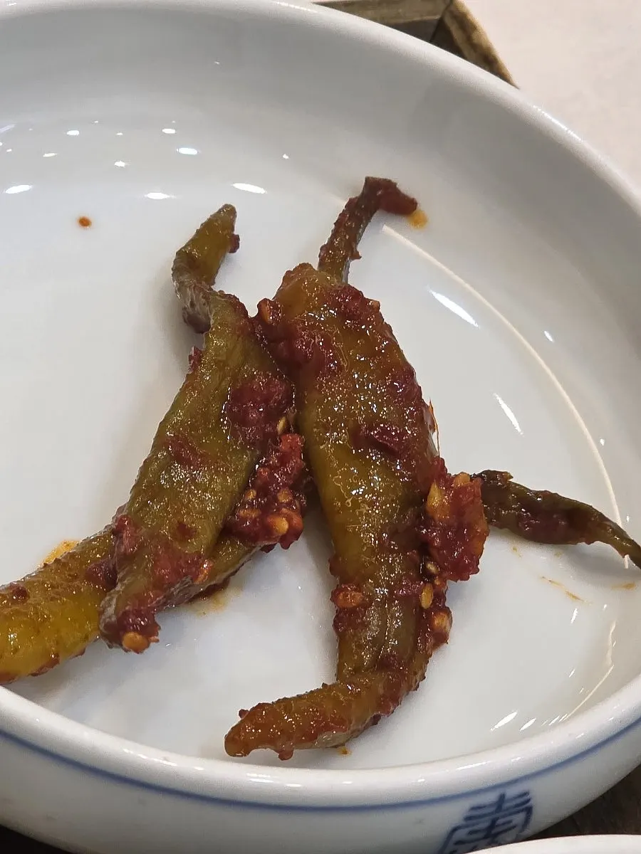 한식 밑반찬과 쌈채소