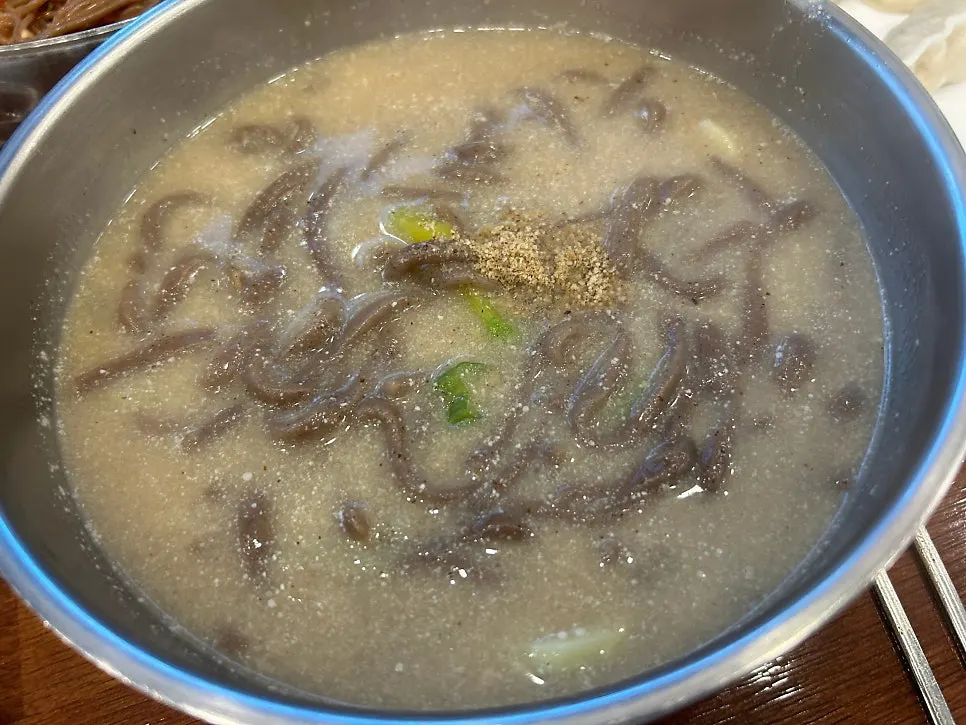 들깨가루가 듬뿍 들어간 걸쭉한 들깨칼국수