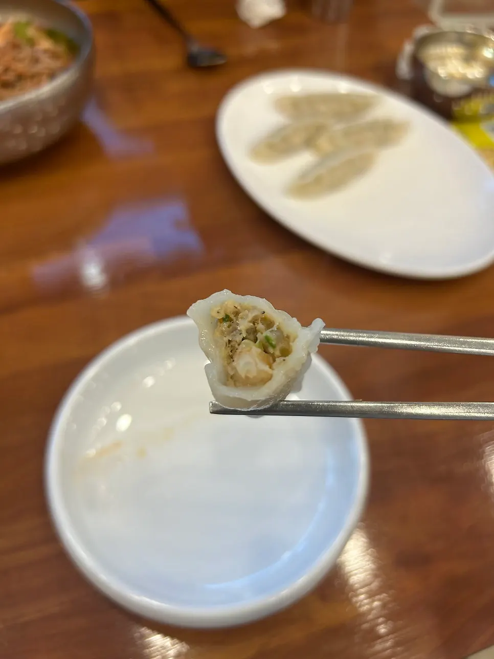 속이 보이는 새우만두 단면