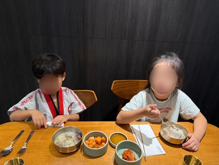 Final shot of the evening table setting at Doonjeong