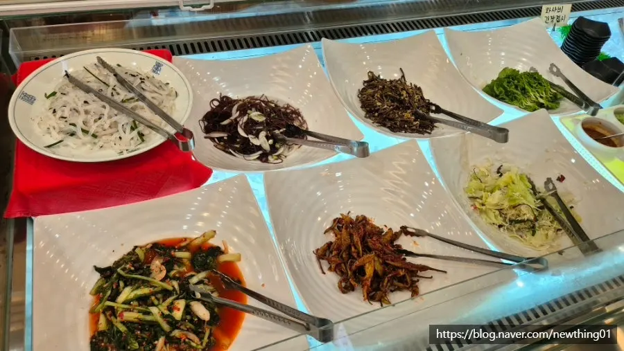 整齊擺放的基本小菜自助吧