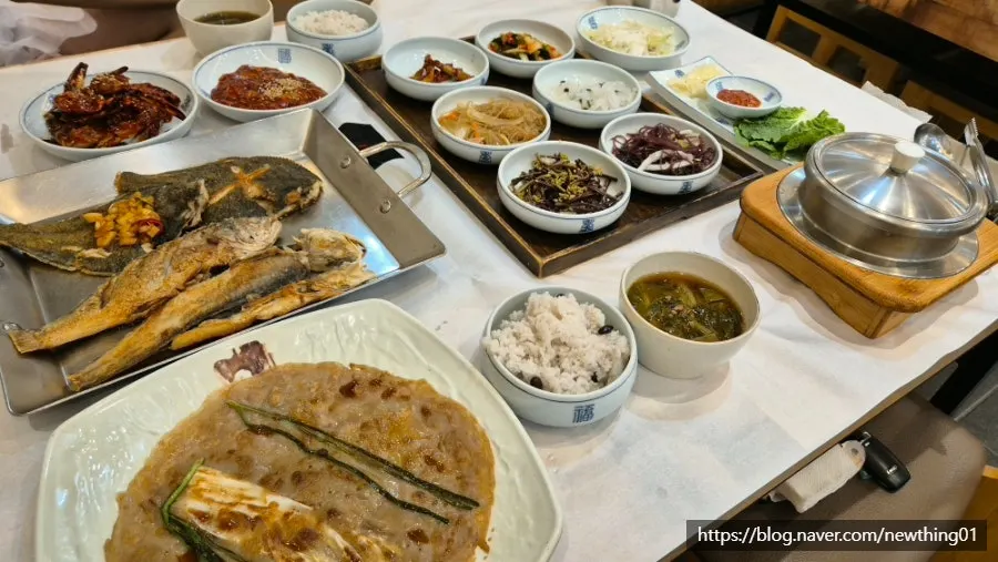 小菜與鍋飯一同上桌的餐桌