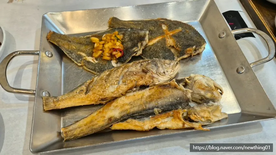 放在保溫盤上的當季烤魚