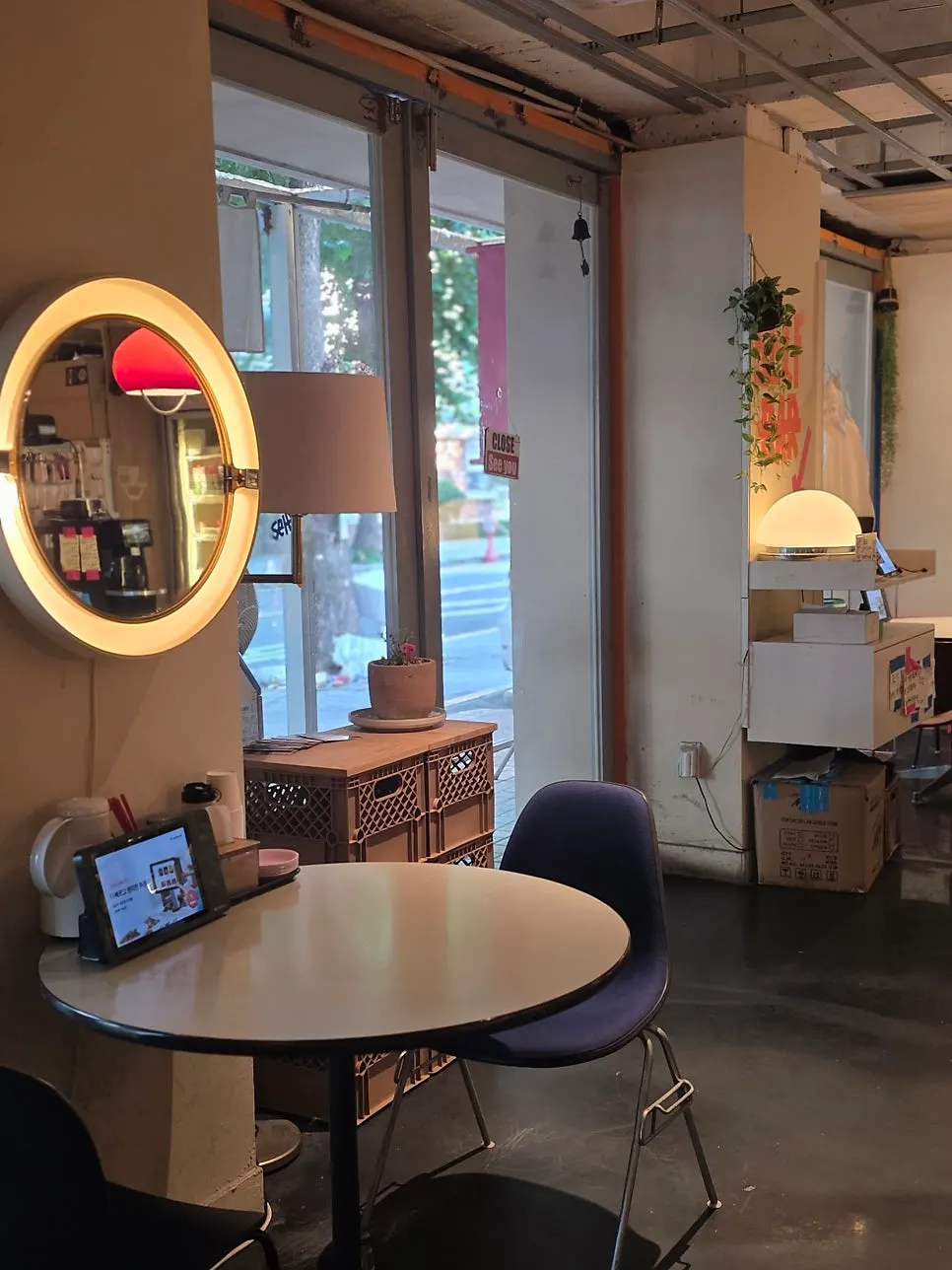 Table decor with a lamp and mirror