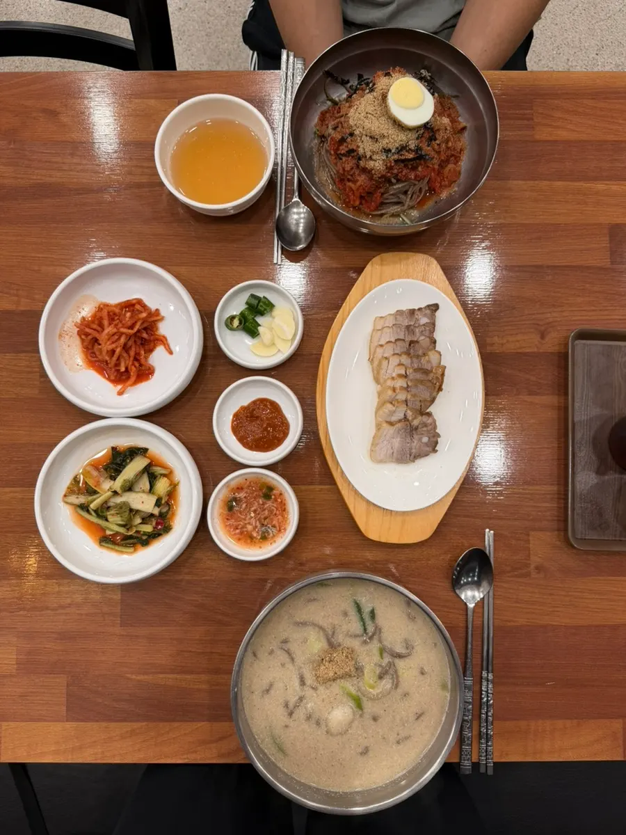 비빔 막국수와 들깨 메밀 칼국수 주문