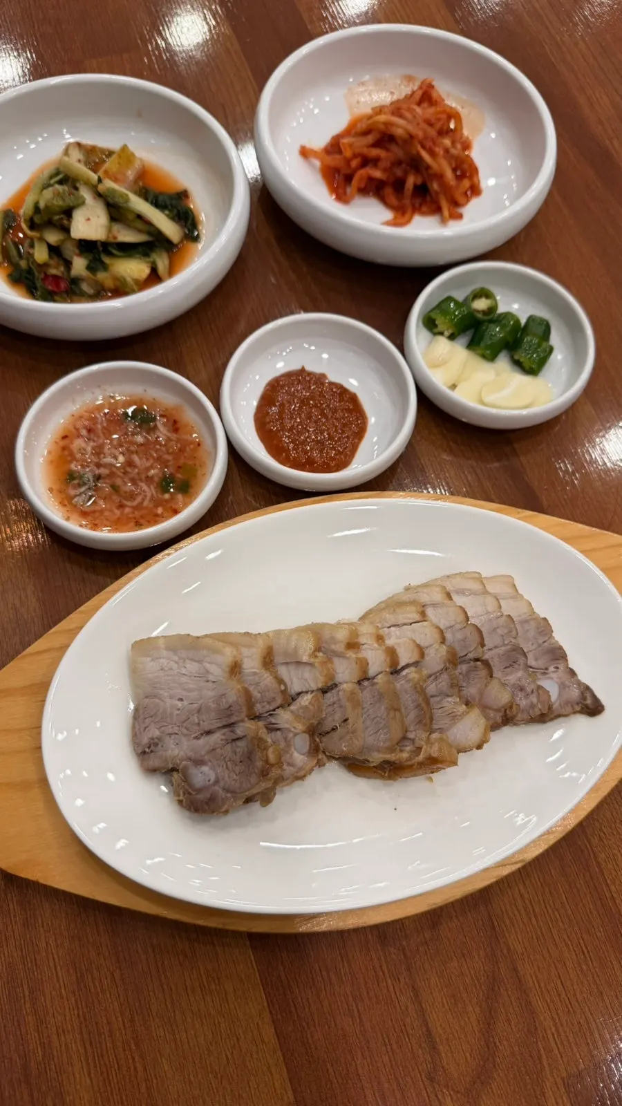 큼직하게 썬 수육 1/2
