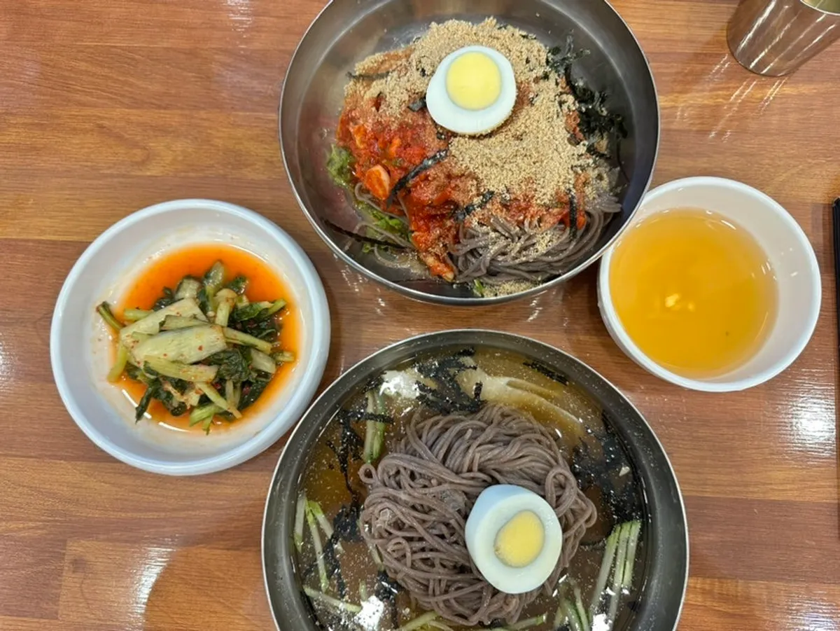 Refreshing mul-makguksu with cold broth