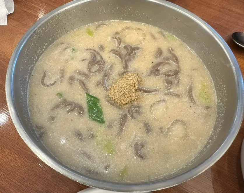Lifting up a strand of house-made buckwheat noodles