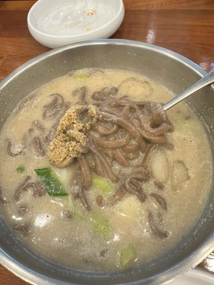 Nutty broth of perilla buckwheat kalguksu