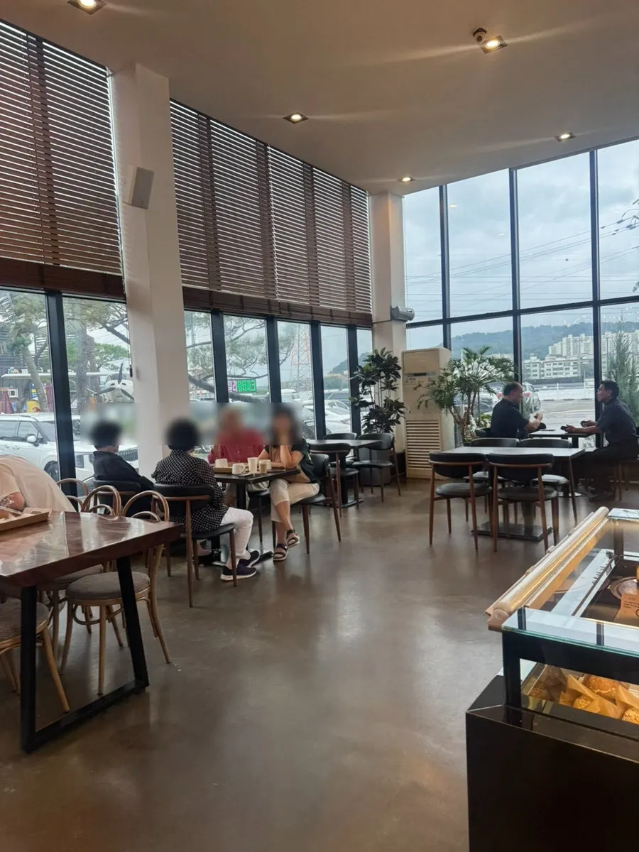 First floor seating at Pine Terrace