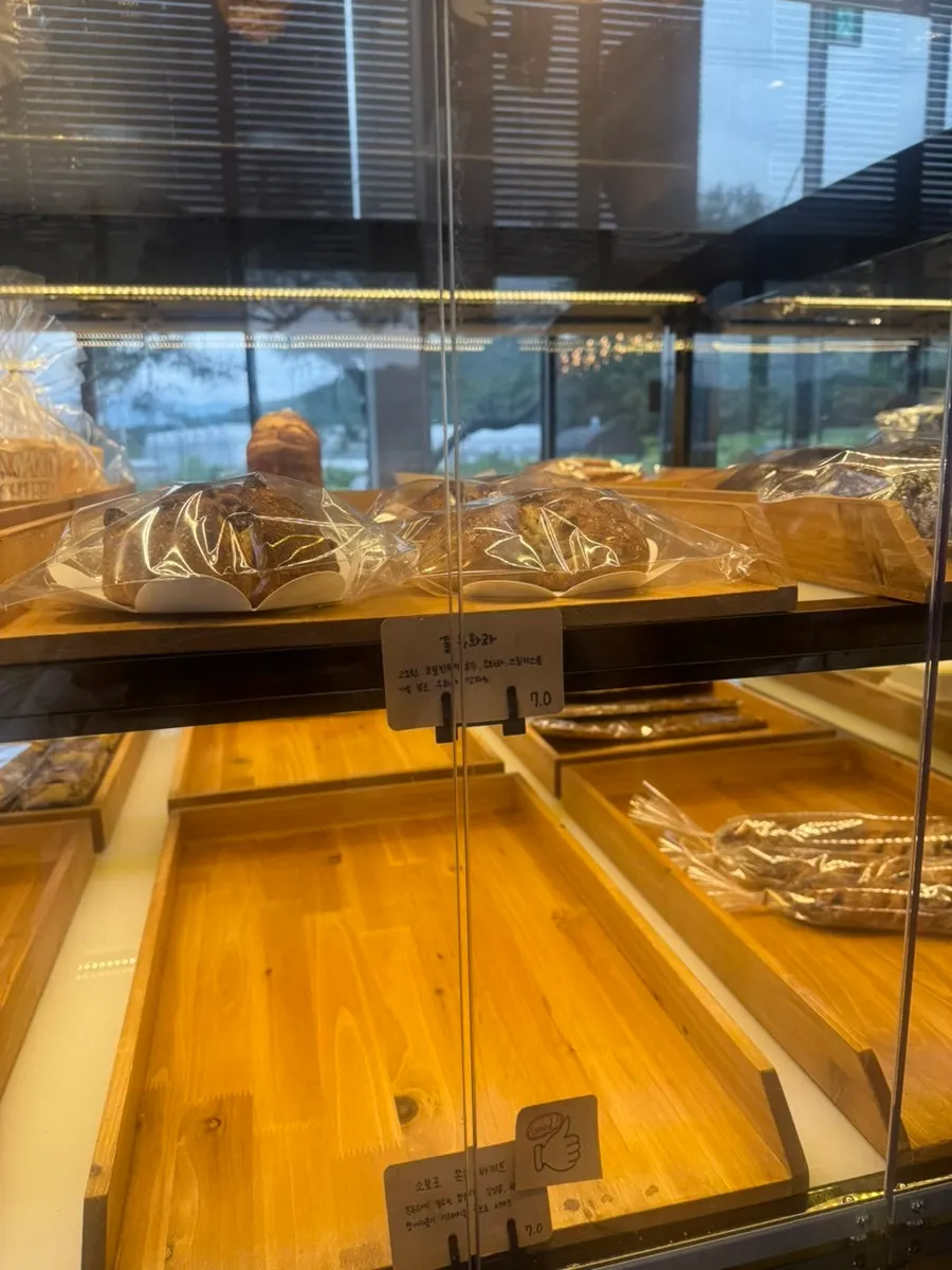 Cake display case at Pine Terrace