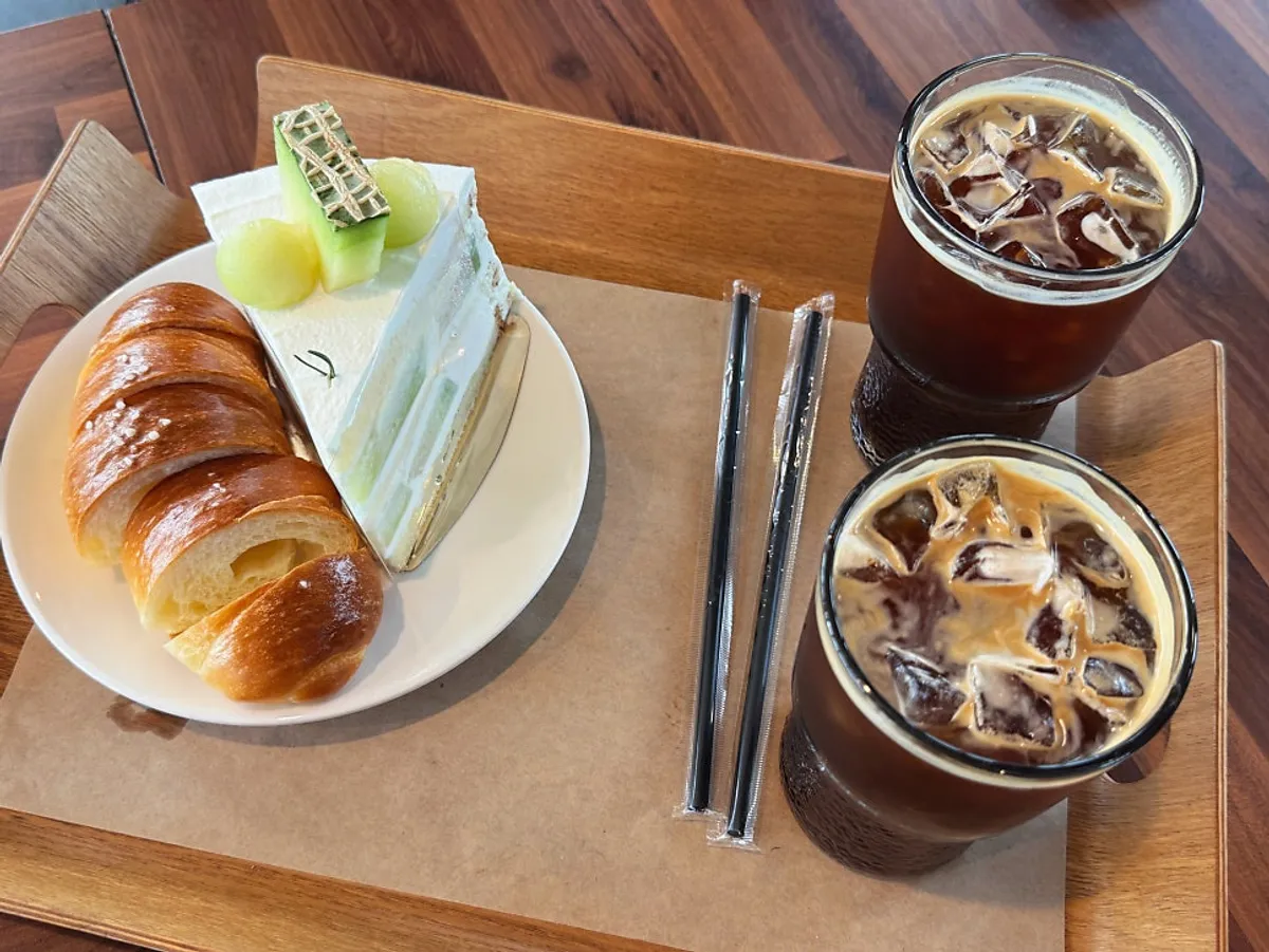 Susunan kopi, roti dan kek buah