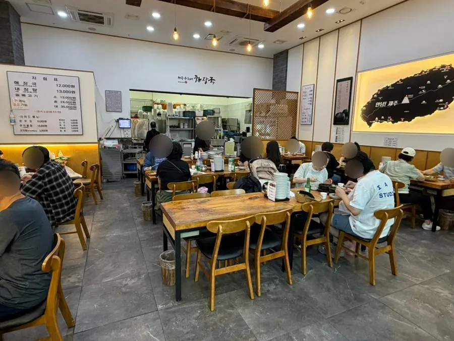Seating at Jeju Eunhui-ne Haejangguk