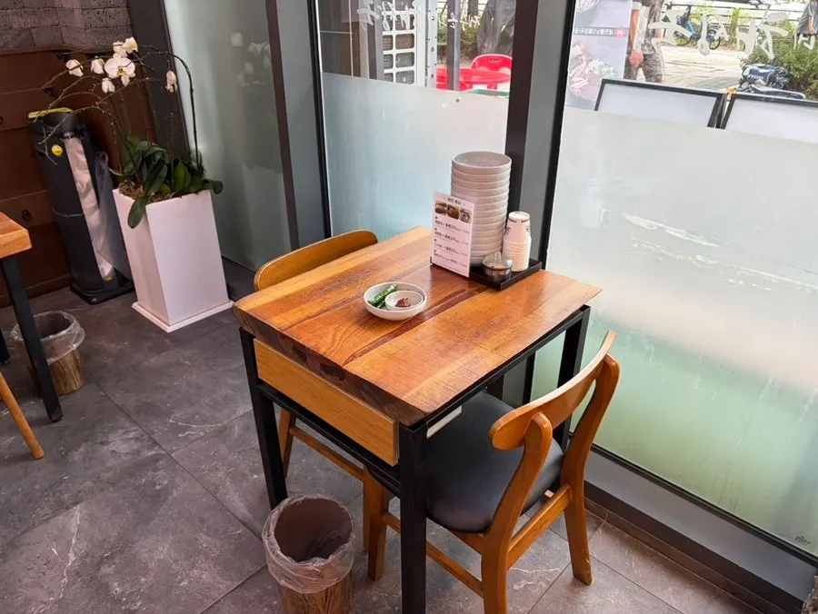 Seats suitable for dining alone