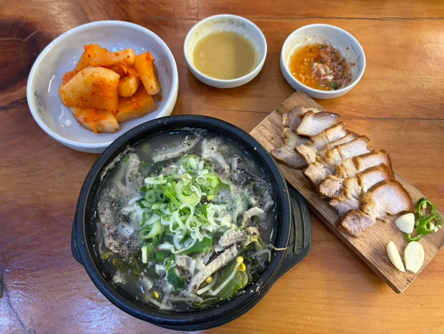Haejangguk topped with kkakdugi