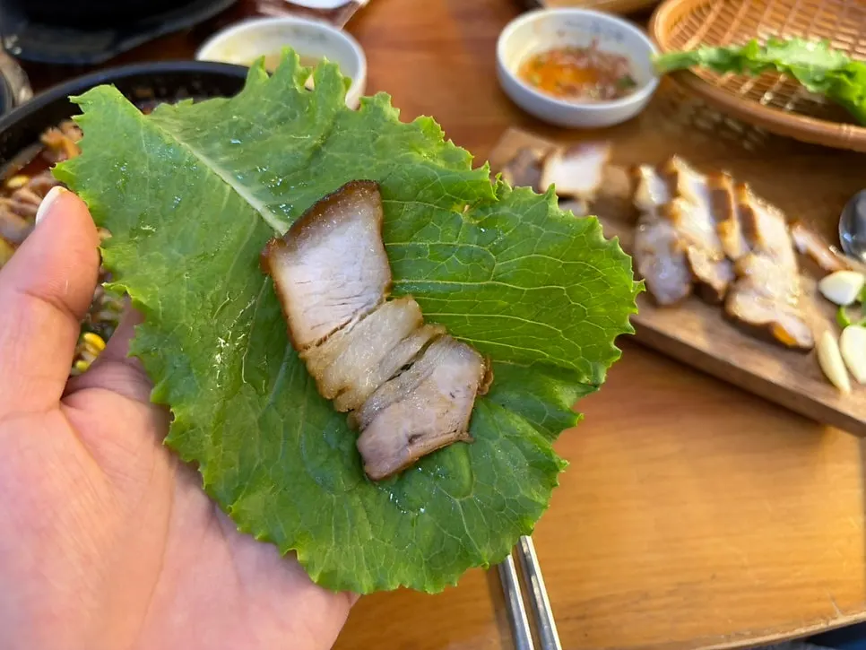 A lettuce wrap with dombe pork
