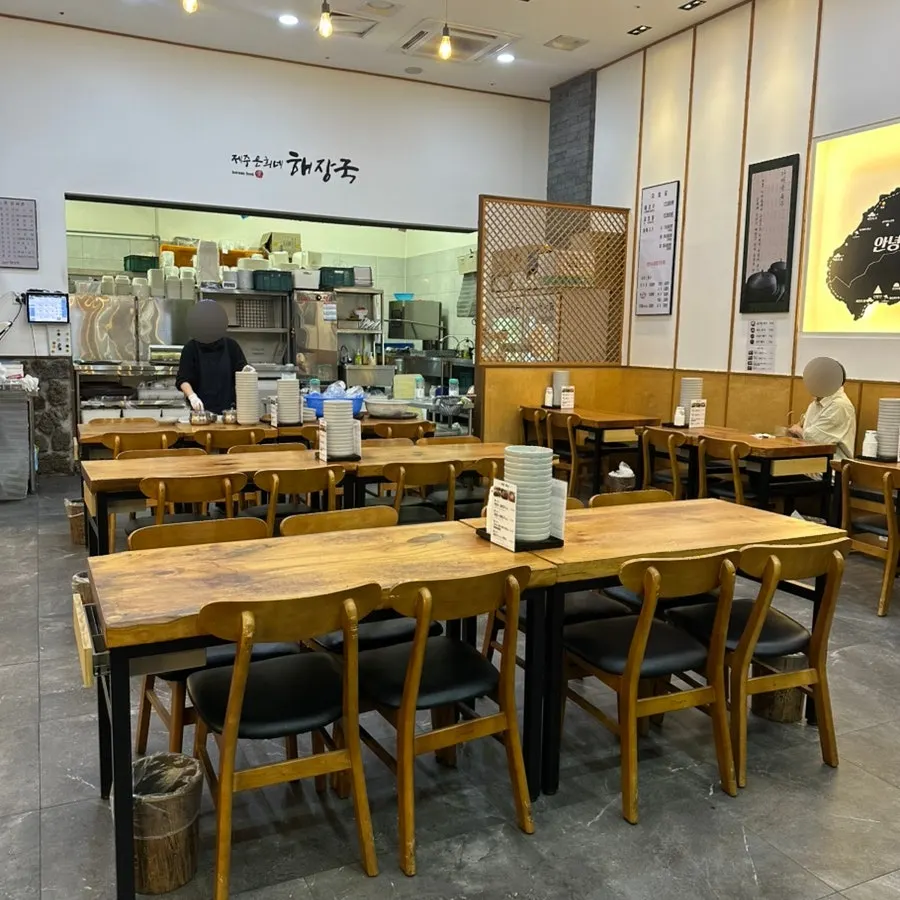 Restaurant location close to the retail elevator
