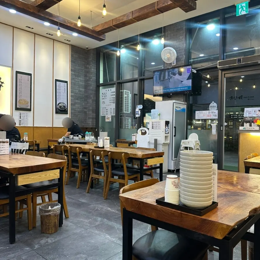 Restaurant location beside the retail elevator