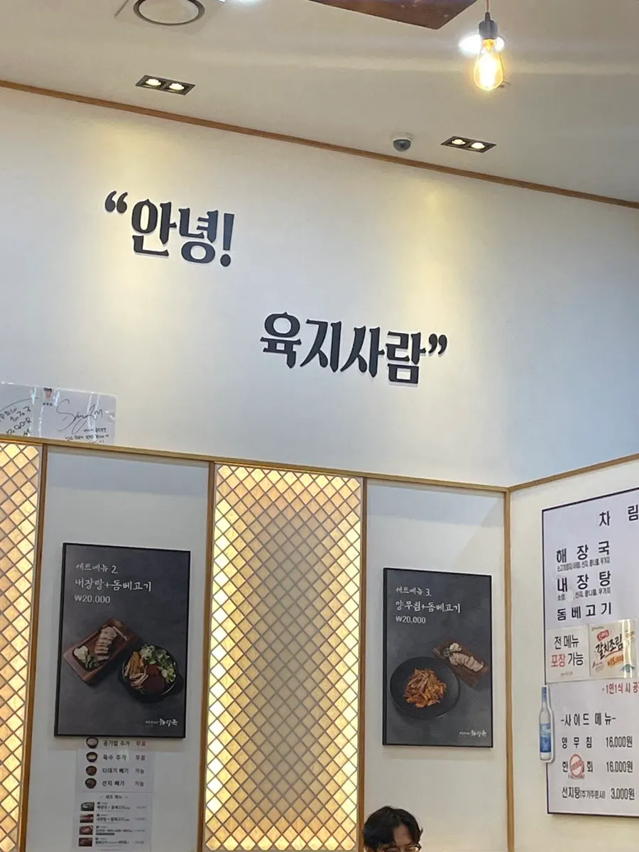 여유 있게 배치된 매장 테이블