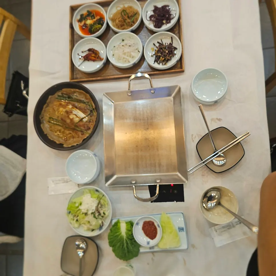 나무 트레이에 담긴 기본 반찬