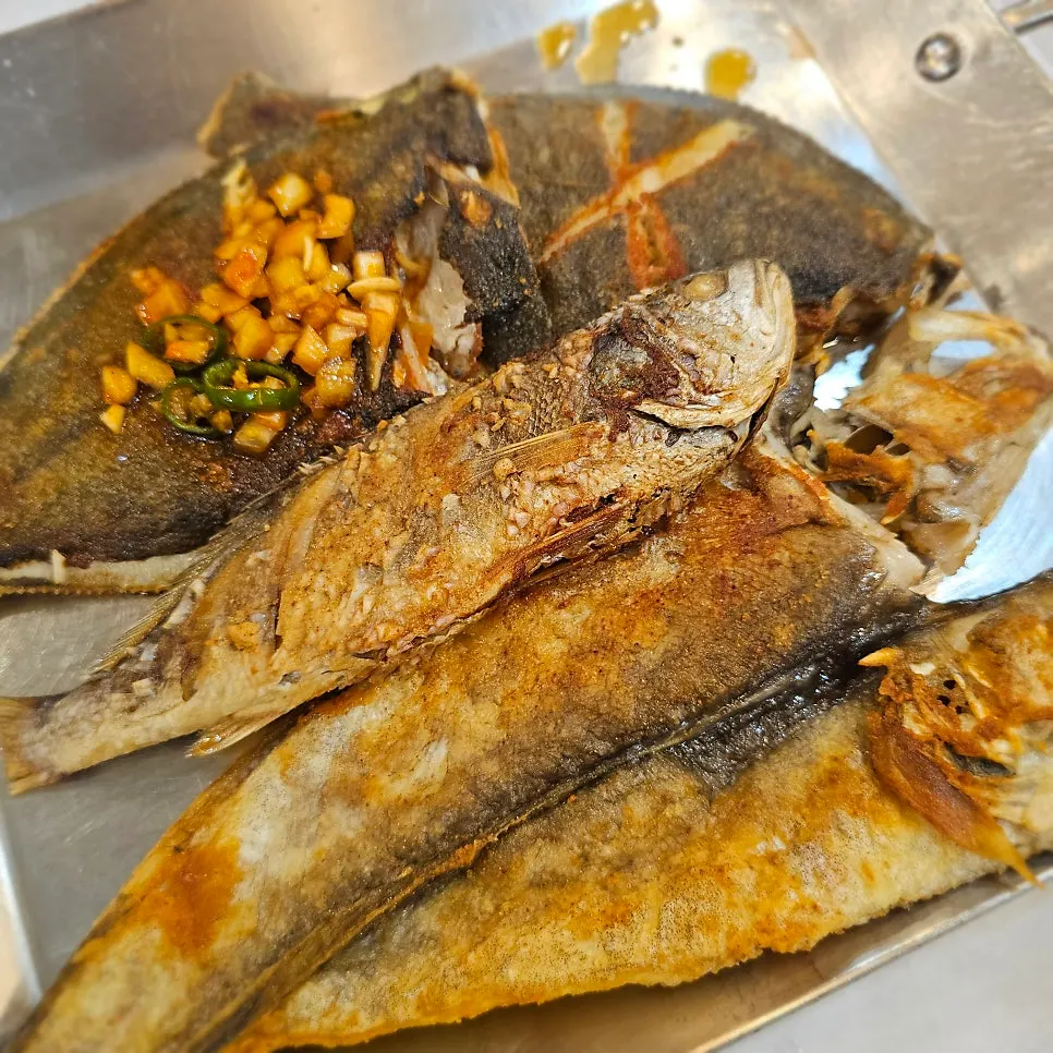 인덕션 판 위 세 마리 생선구이