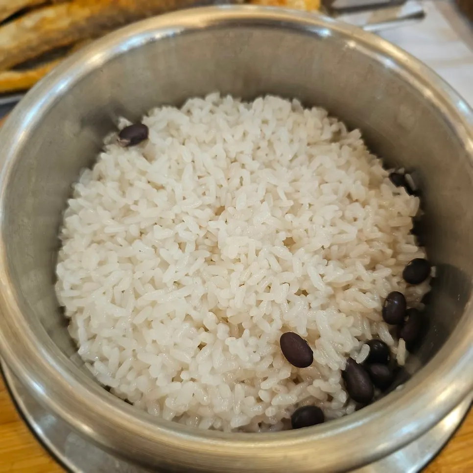 콩이 섞인 솥밥