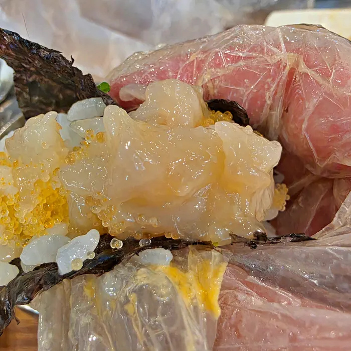 살이 꽉 찬 꽃게살과 김, 날치알
