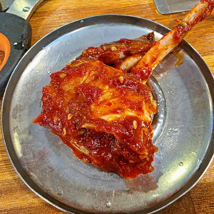 게장 소스를 부은 밥그릇