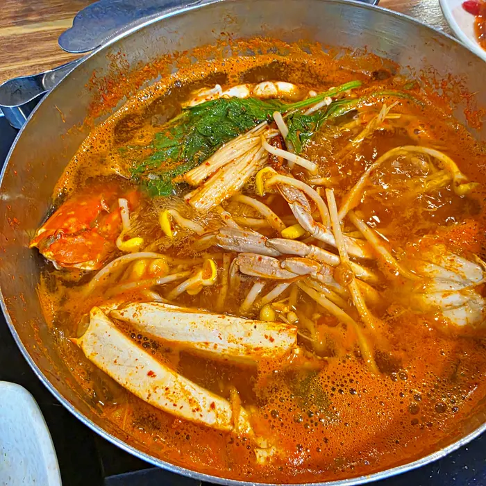 매운맛을 중화시킨 콜라 한 잔