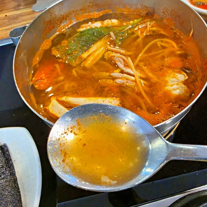 꽃게와 콩나물이 든 얼큰한 꽃게탕