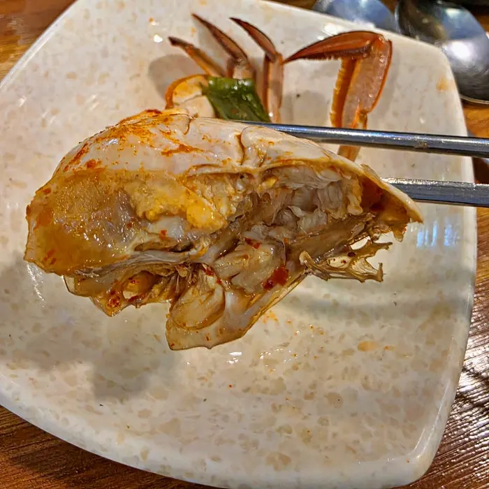 팽이버섯과 파를 올린 꽃게탕 냄비